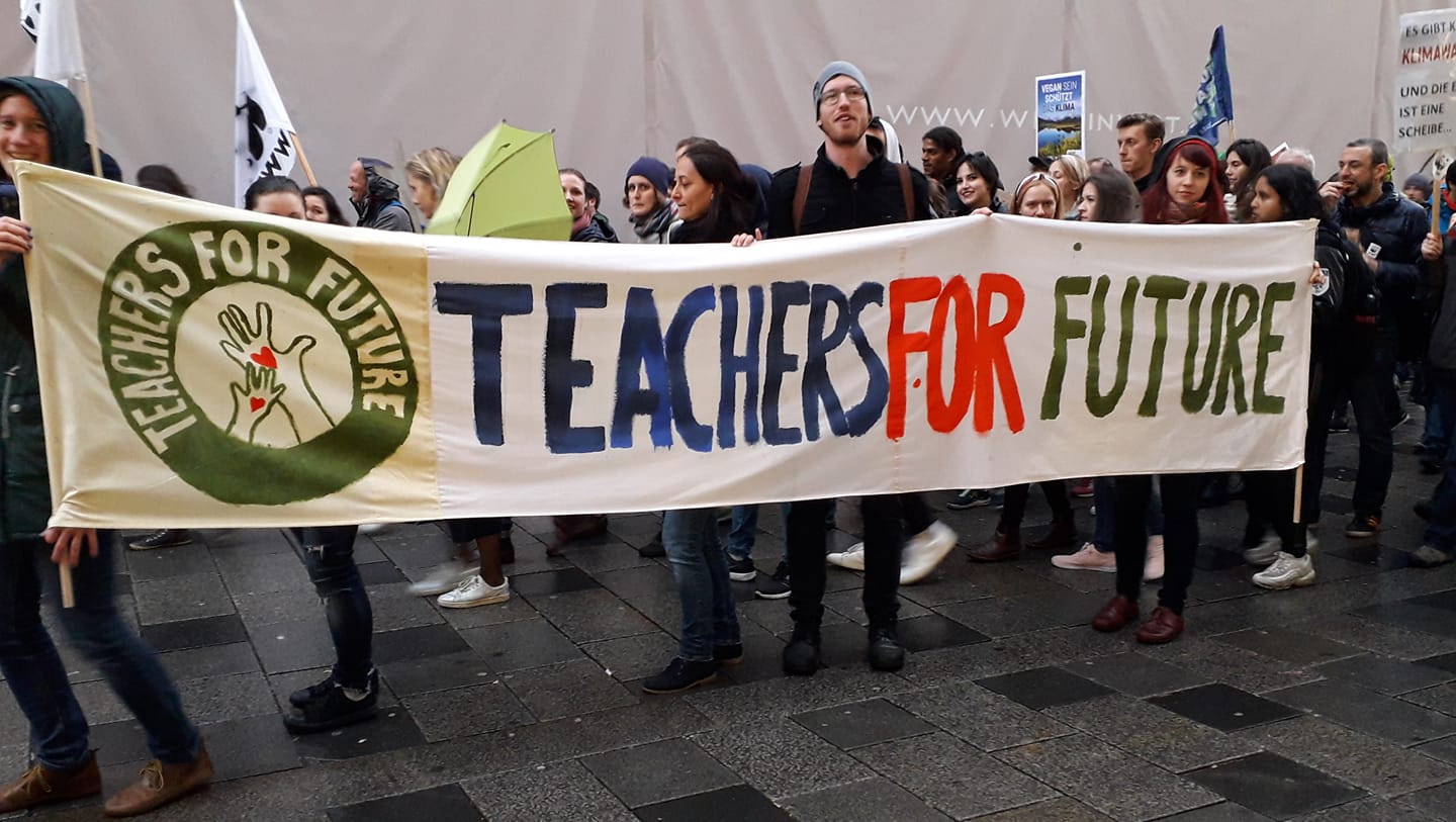 Teachers For Future halten Banner bei Demonstration