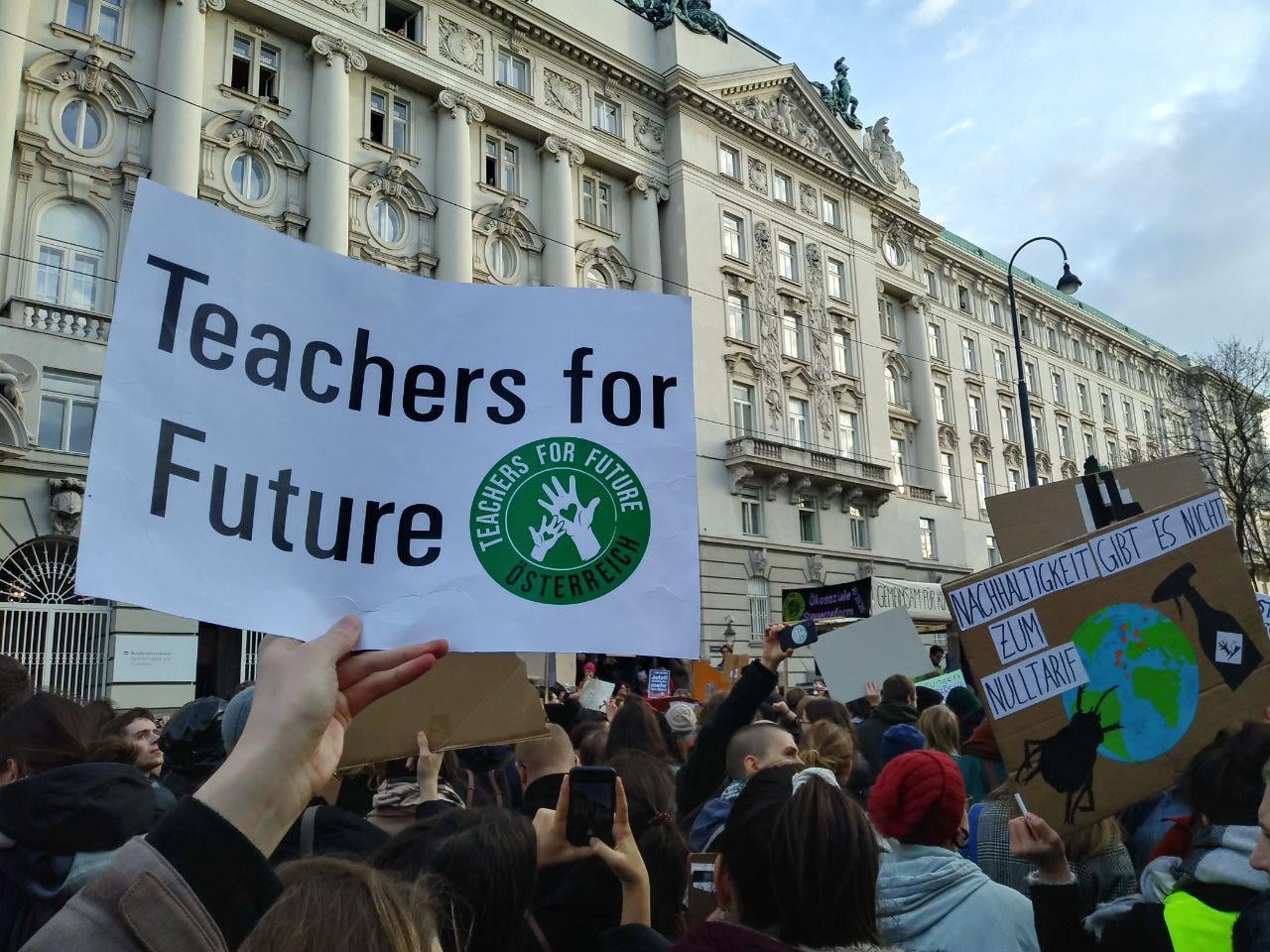 Teachers For Future Schuild wird bei Klima-Demonstration hochgehalten
