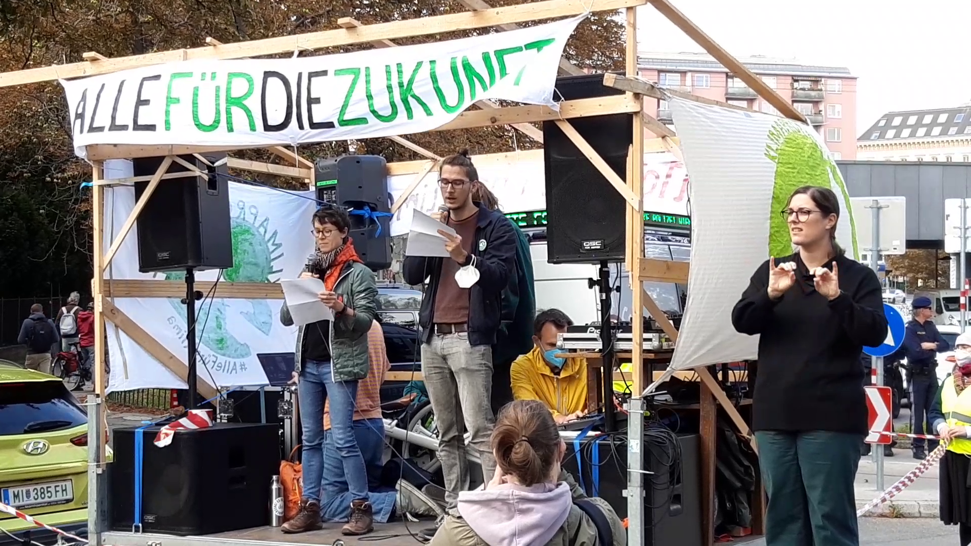 Teachers For Future bei einer Kundgebung auf der Demo-Bühne