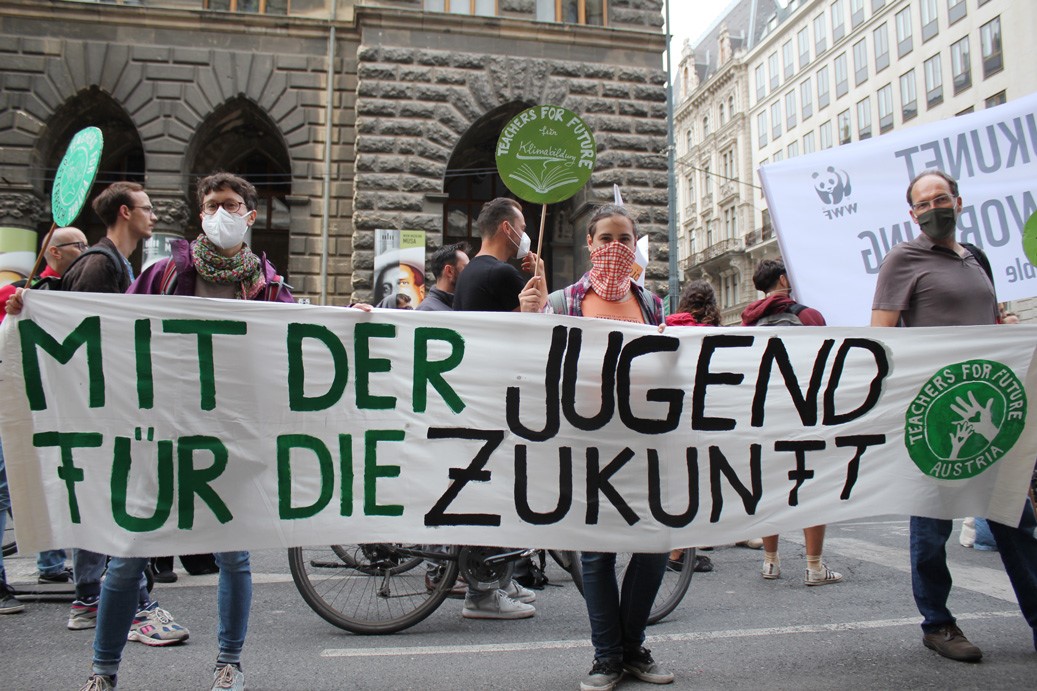 Teachers For Future halten bei einer Demonstration das Banner „Mit der Jugend für die Zukunft
