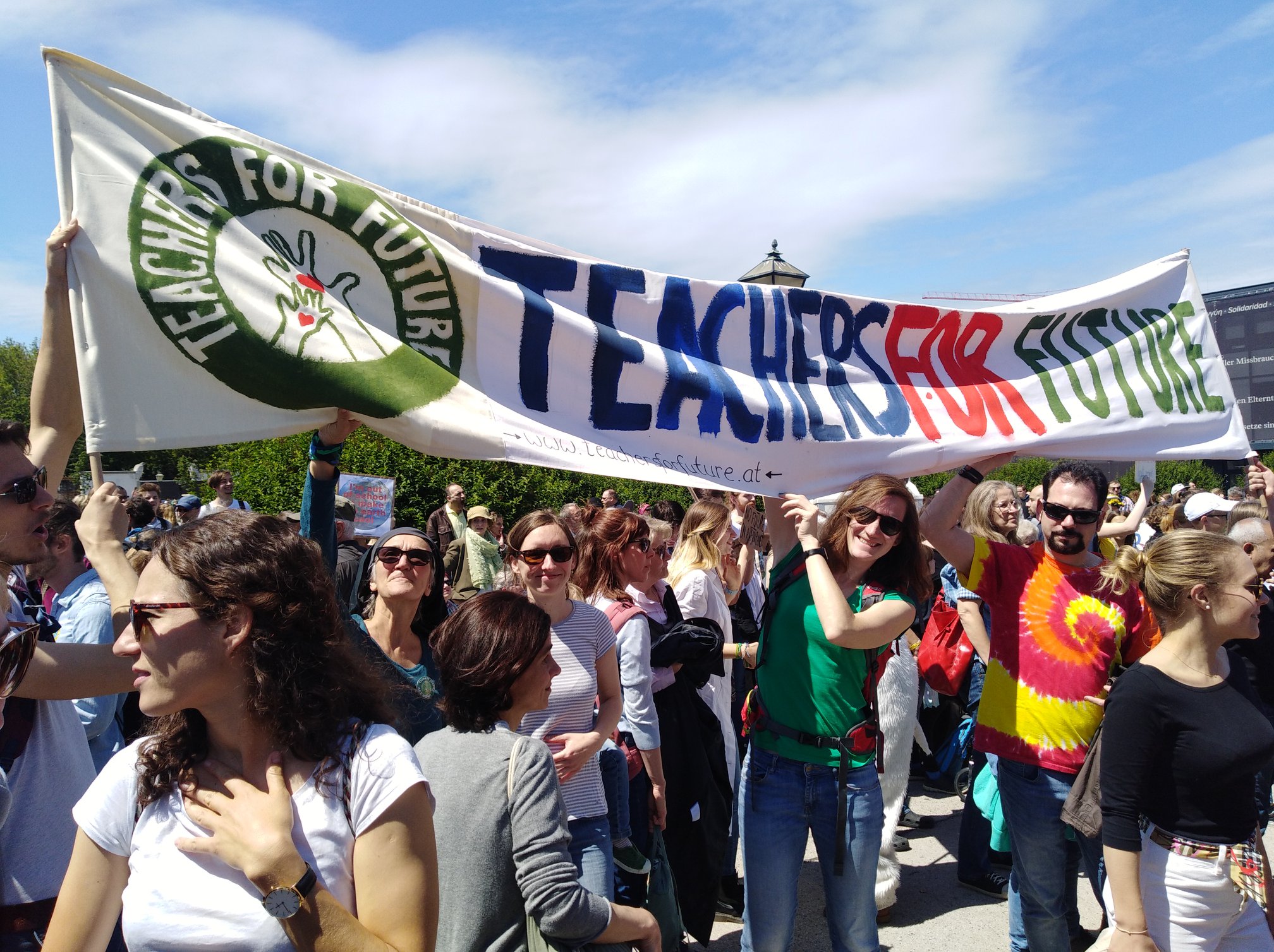 Die Teachers For Future halten auf einer Demonstration ein Banner.