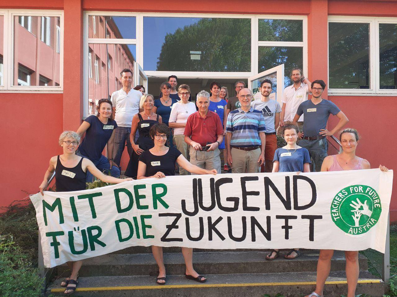 Teachers For Future Austria auf mit Banner „Mit der Jugend für die Zukunft
