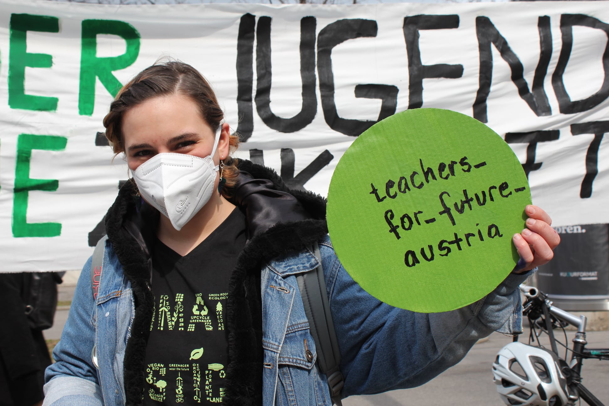 Person hält Demoschild mit dem Teachers For Future Social Media Tag: teachers_for_future_austria