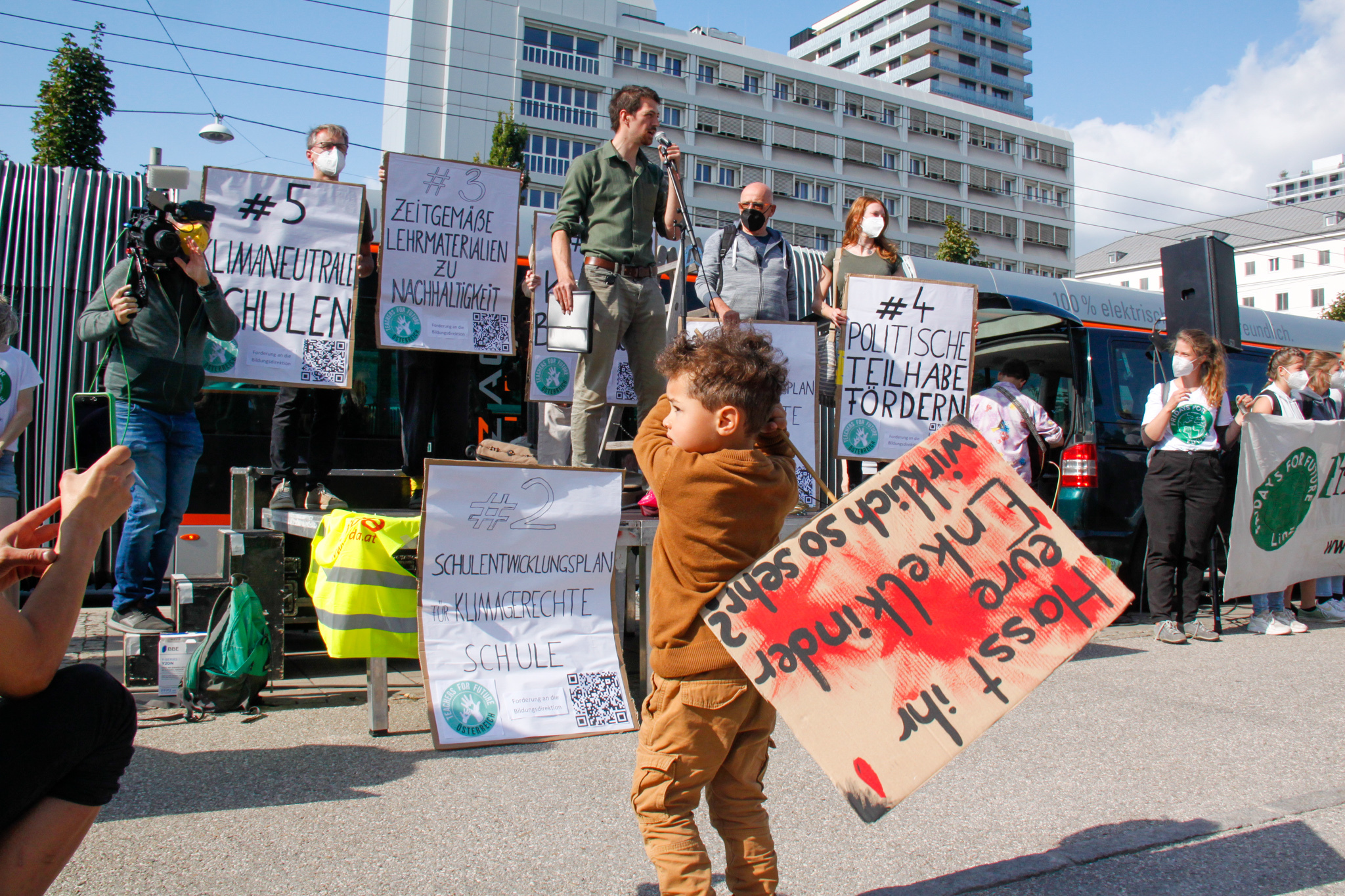 Teachers For Future bei Ankündigung der vierzehn Forderungden an die Bildungsdirektion bei Demo