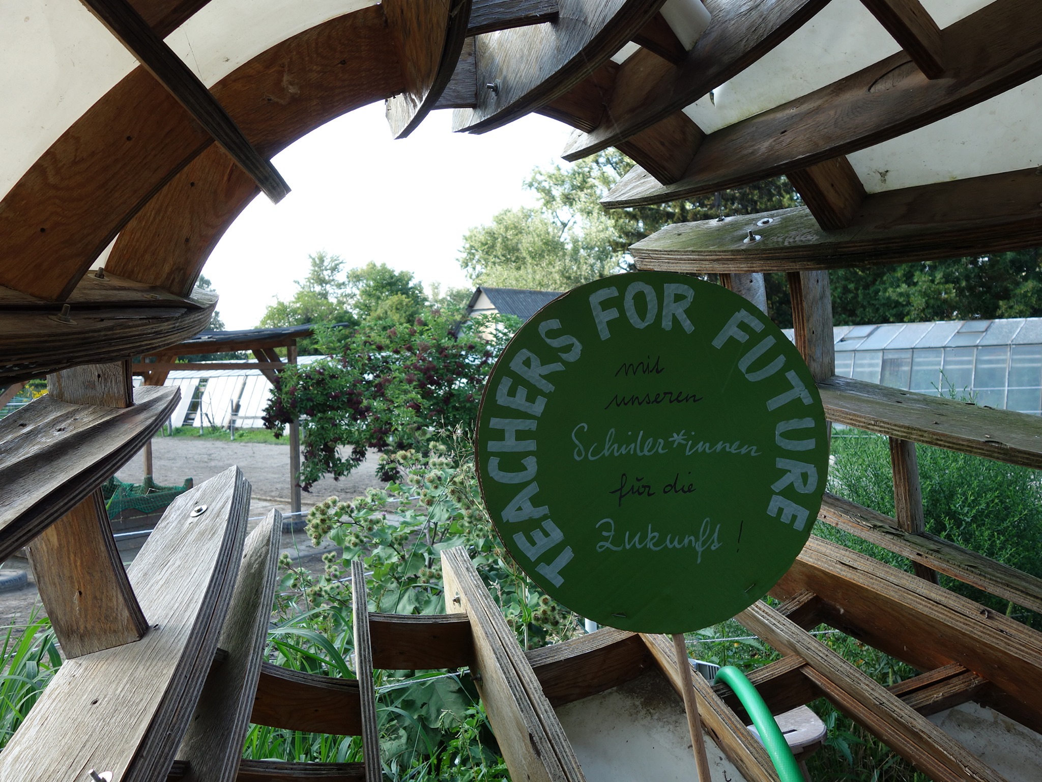 Schild „Teachers For Future - mit unseren Schüler*innen für die Zukunft