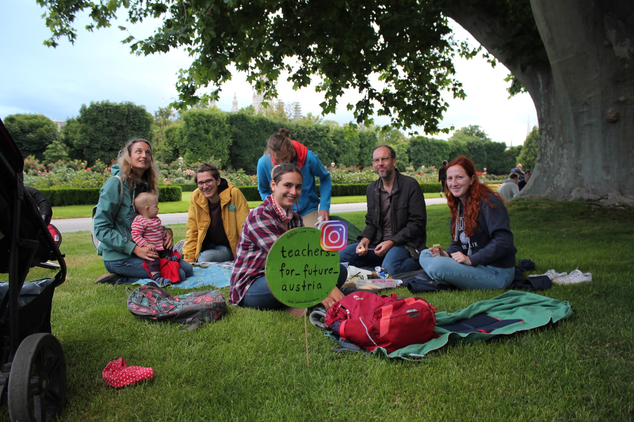 Eine Gruppe von Teachers For Future sitzt im Park.