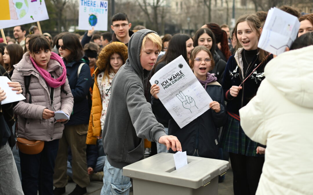 Demokratie for Future: Schüler*innen weisen auf die Wichtigkeit kommender Wahlen hin