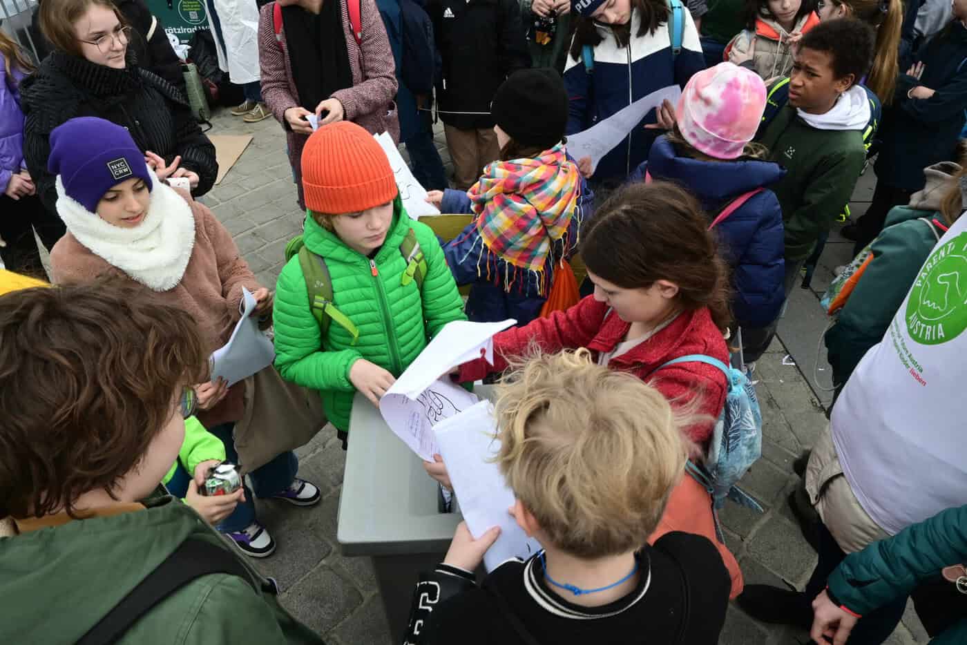Schüler*innen wählen bei der Aktion 