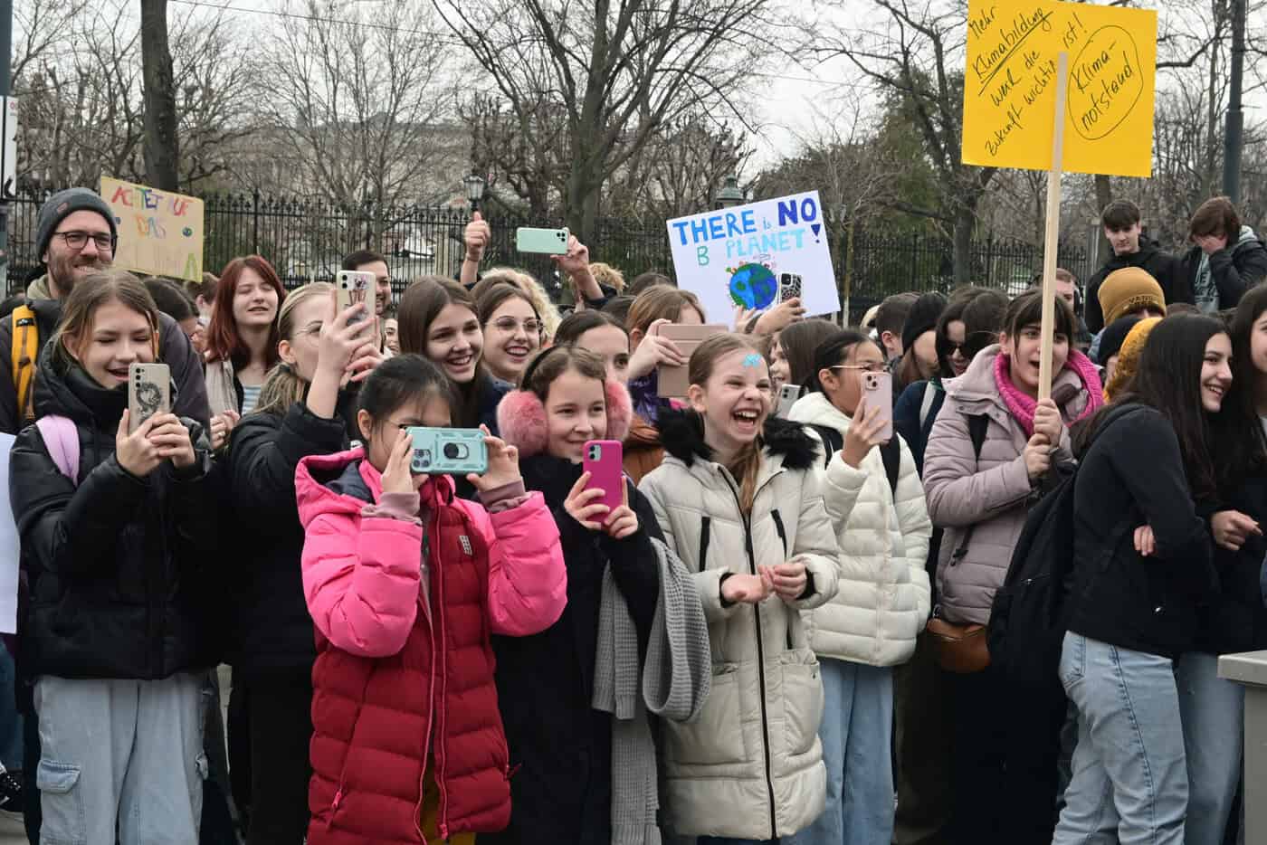 Schüler*innen halten bei der Aktion 