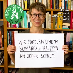 Anna - AHS Lehrerin in Wien - hält ein Schild mit der Teachers For Future Österreich Forderung: