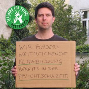 Georg - AHS Lehrer in Wien - hält ein Schild mit der Teachers For Future Österreich Forderung:
