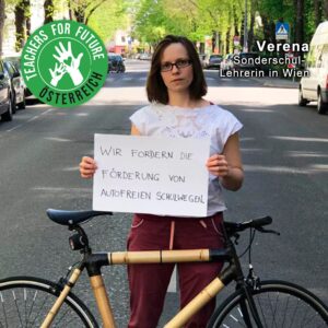 Verena - Sonderschul-Lehrerin in Wien - hält ein Schild mit der Teachers For Future Österreich Forderung: