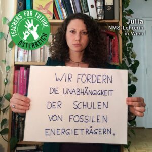 Julia - NMS Lehrerin in Wien - hält ein Schild mit der Teachers For Future Österreich Forderung: