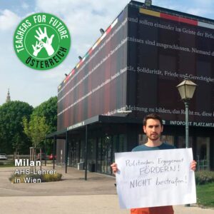 Milan - AHS Lehrer in Wien - hält ein Schild mit der Teachers For Future Österreich Forderung: 