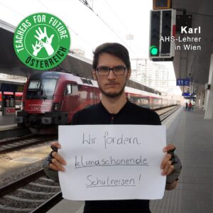 Karl - AHS Lehrer in Wien - hält ein Schild mit der Teachers For Future Österreich Forderung: