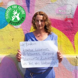 Marietta - AHS Lehrerin in Wien - hält ein Schild mit der Teachers For Future Österreich Forderung: