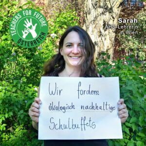 Sarah - AHS Lehrerin in Wien - hält ein Schild mit der Teachers For Future Österreich Forderung: