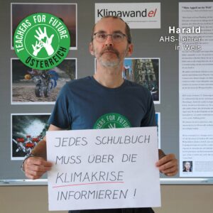 Harald - AHS Lehrer in Wels - hält ein Schild mit der Teachers For Future Österreich Forderung:
