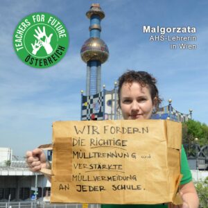Malgorzata - AHS Lehrerin in Wien - hält ein Schild mit der Teachers For Future Österreich Forderung: