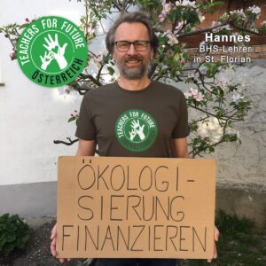 Hannes - BHS-Lehrer in St. Florian - hält ein Schild mit der Teachers For Future Österreich Forderung: