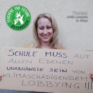 Verena - AHS Lehrerin in Wien - hält ein Schild mit der Teachers For Future Österreich Forderung: