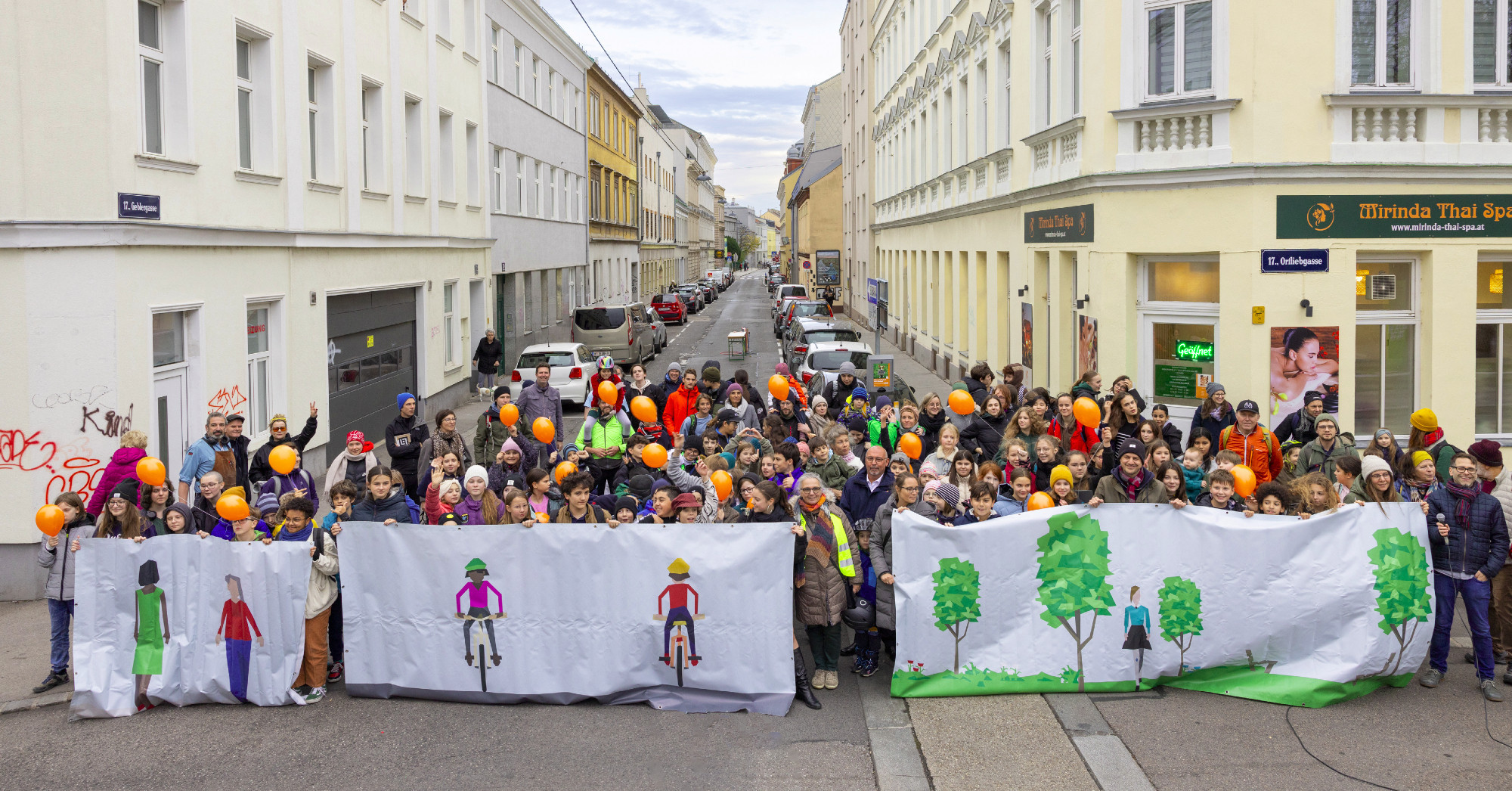 Initiative Fahrradstraße Geblergasse-Seeböckgasse Banner 2023 Vision der Fahrradstraße Geblergasse in Wien mit Bannern durch Schüler*innen und Erwachsene. Die Banner zeigen auf der Breite der Straße, welchen Verkehrsteilnehmer*innen wie viel Platz gewidmet werden sollte: Fußweg - zweispuriger Radweg - breiter Grünstreifen. (Foto: Florian Gruber)