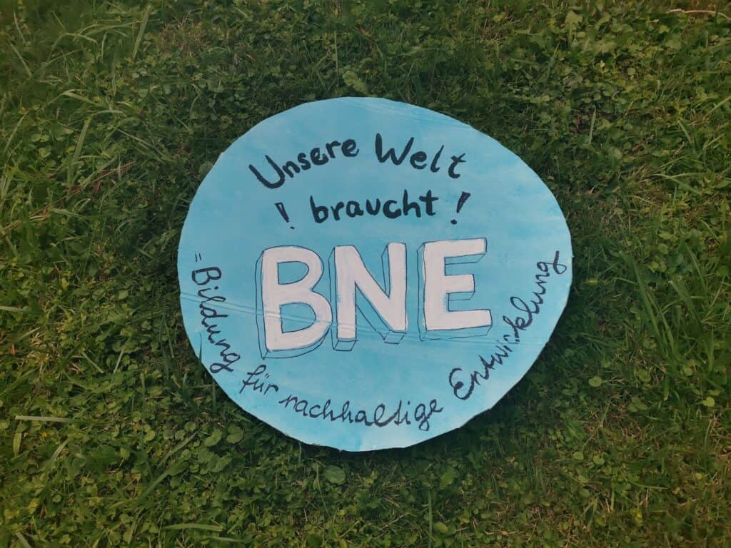 Schild mit Aufschrift: Unsere Welt braucht BNE (Bildung für nachhaltige Entwicklung)!