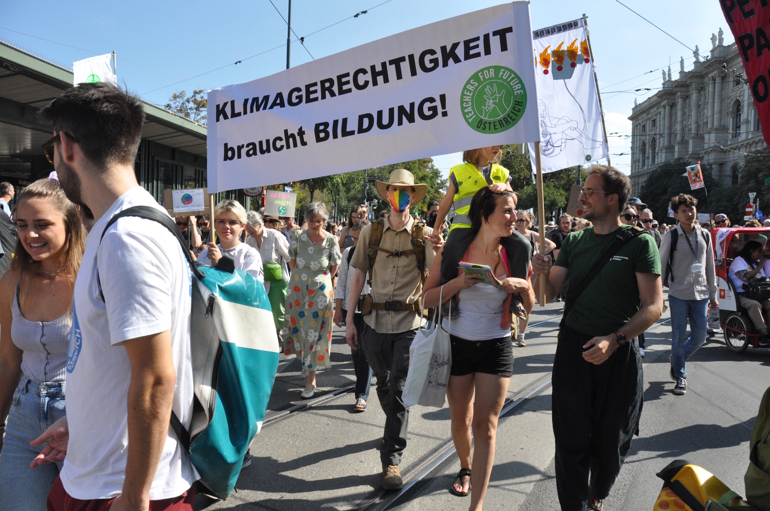 TFF Demonstration 7 Teachers for Future beim Demonstrieren. Aktivisti halten ein Transparent mit der Aufschrift "Klimagerechtigkeit braucht Bildung" hoch
