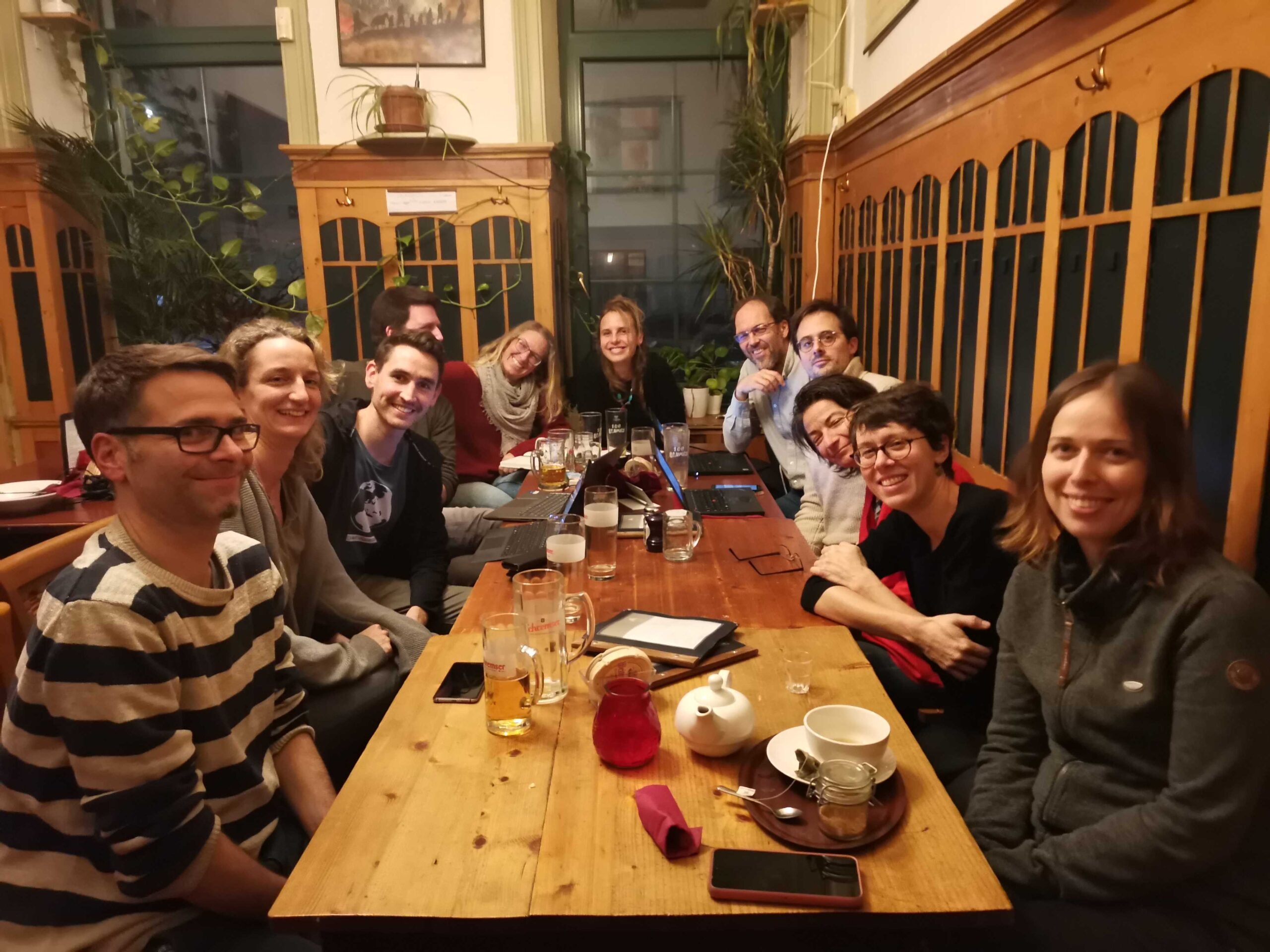 Einige Teachers For Future tauschen sich beim Joure fixe aus.