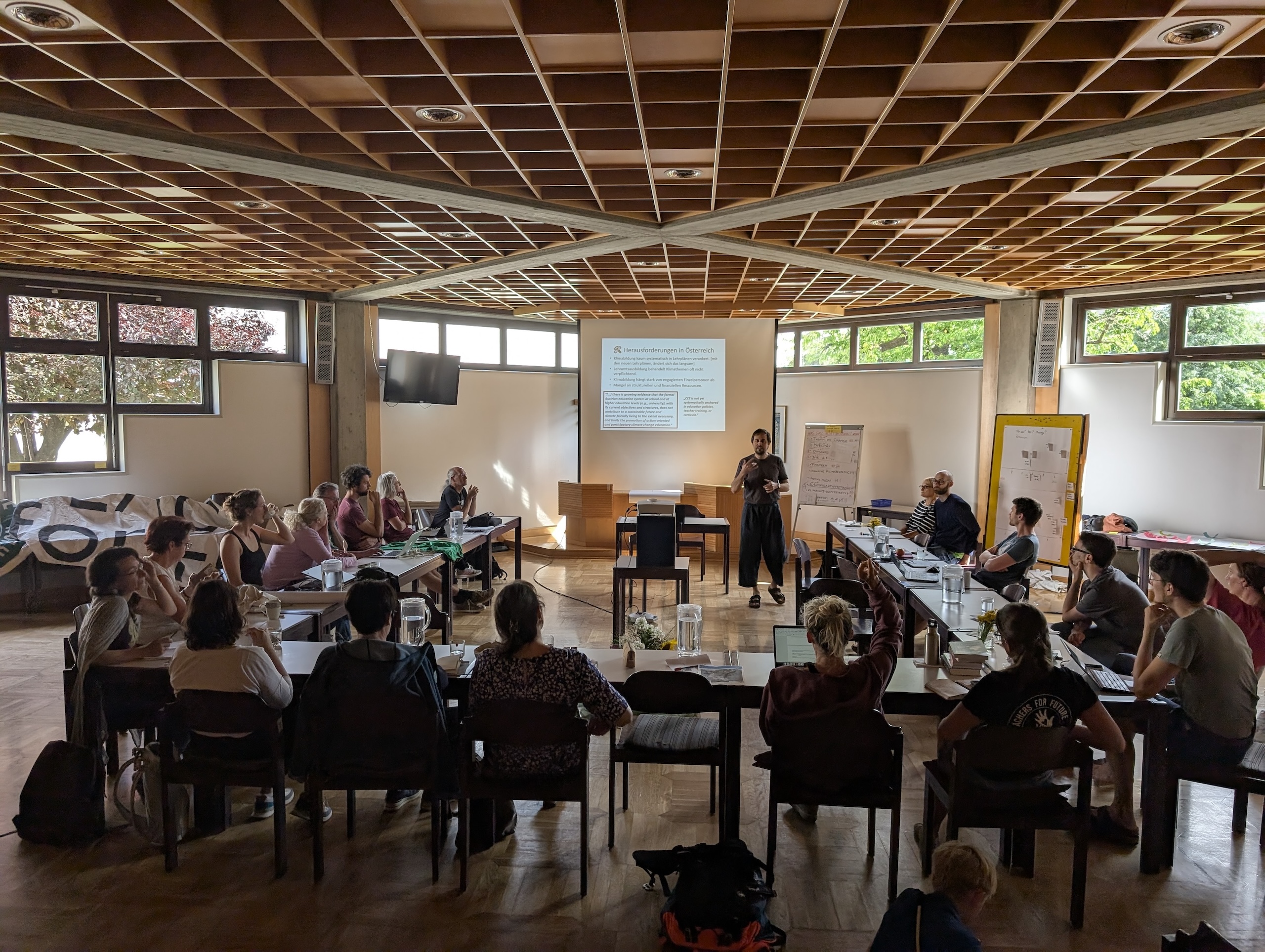TFF_Lehrerinnen beim Arbeiten18(1) Teachers for Future-Aktivist*innen in einer großen Besprechung bei der TFF-Sommerklausur 2025.