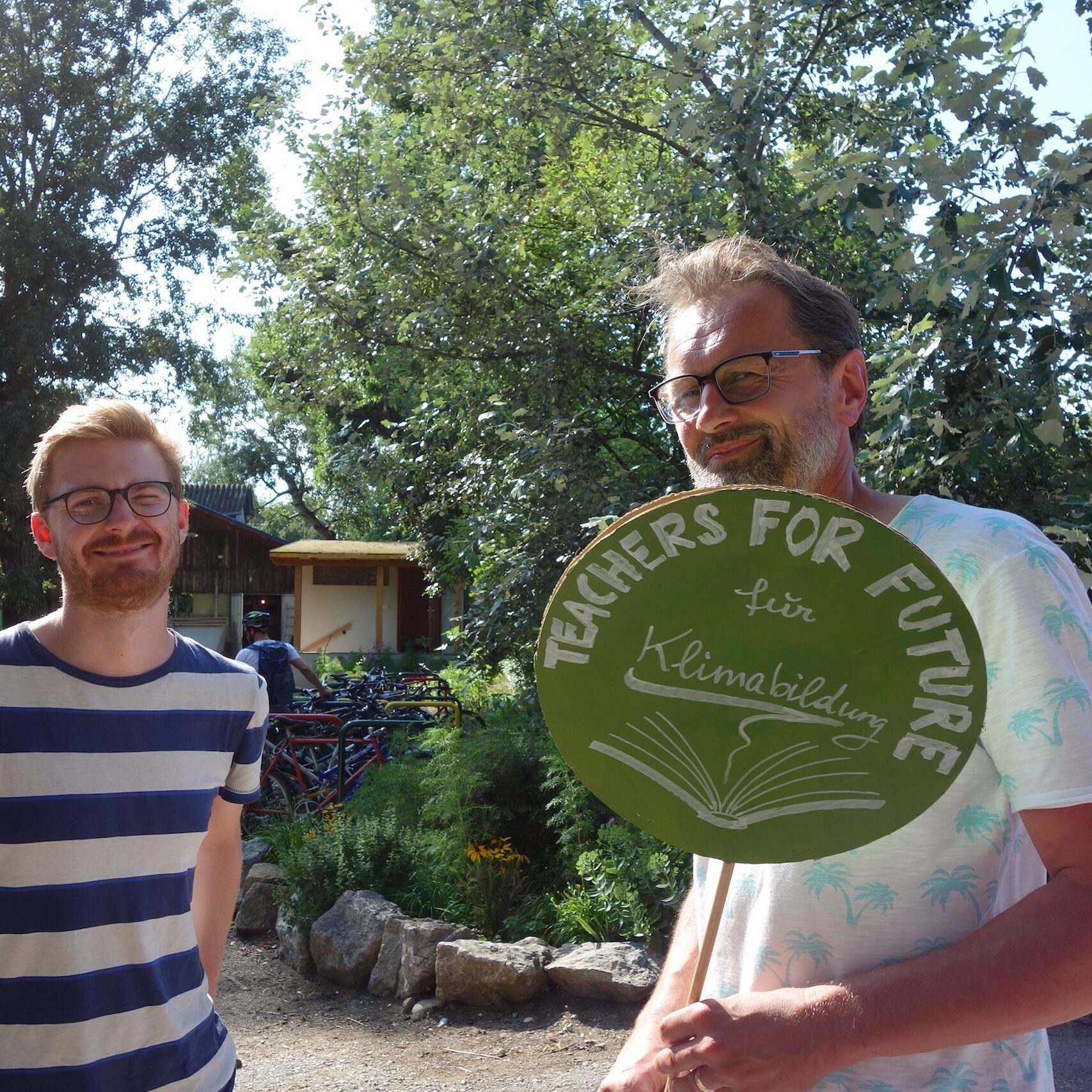 Zwei Teachers for Future mit Demoschild