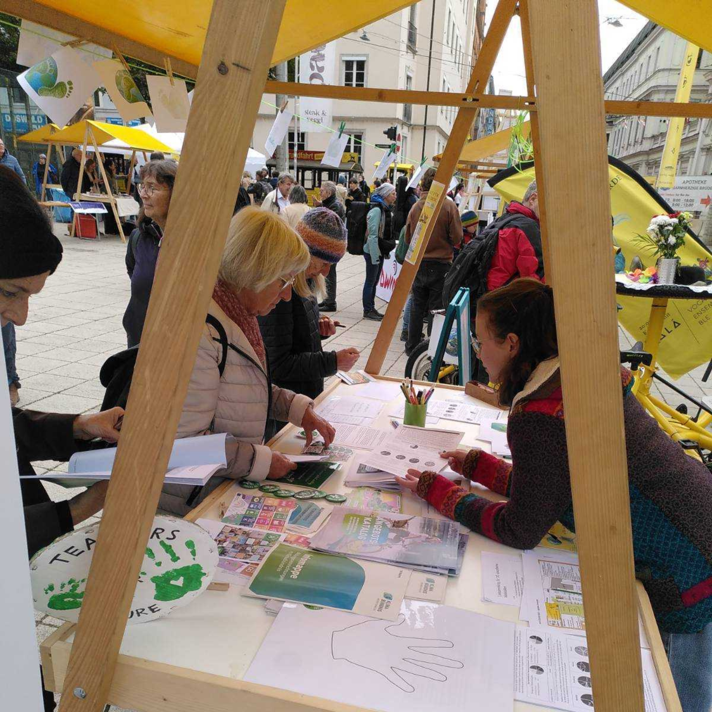 FestfuerdieErde2 TFF in action am Domplatz in Linz: Es finden Gespräche zur Arbeit der Teachers for Future statt.