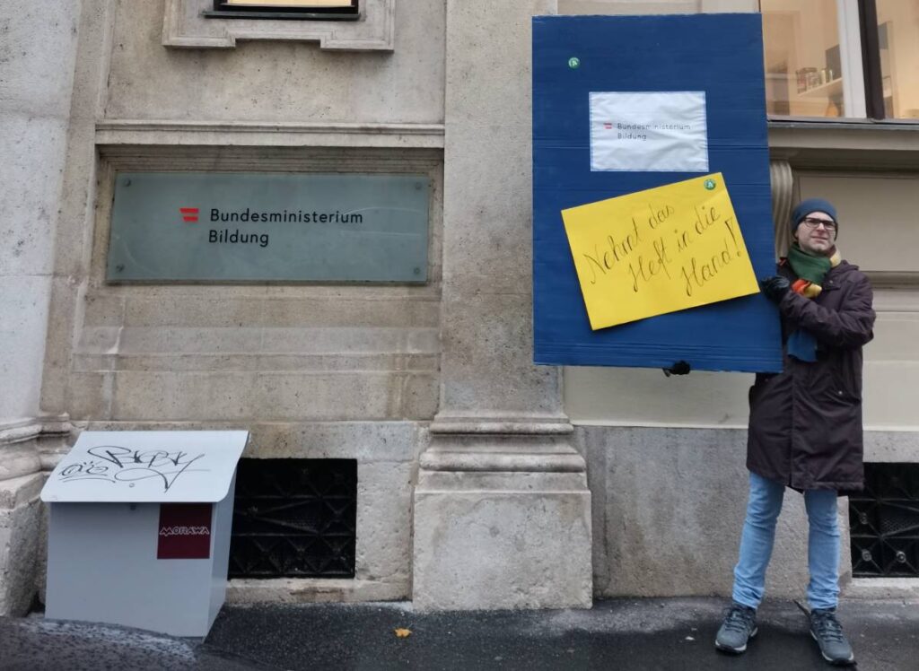 TFF bringen das Heft des Handelns persönlich ins Bildungsministerium und werden anschließend zu Gesprächen eingeladen.