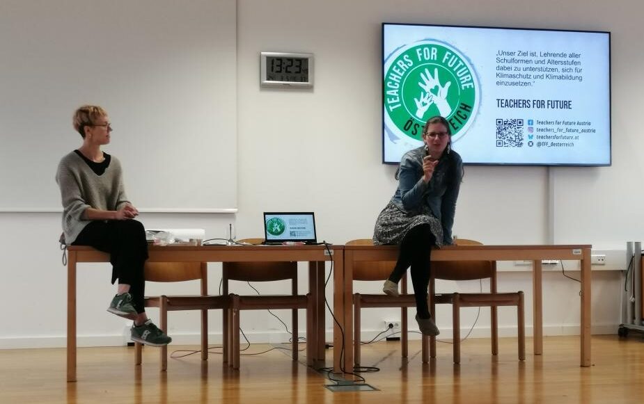 Zwei TFF-Lehrer*innen beim Leiten einer Fortbildung.