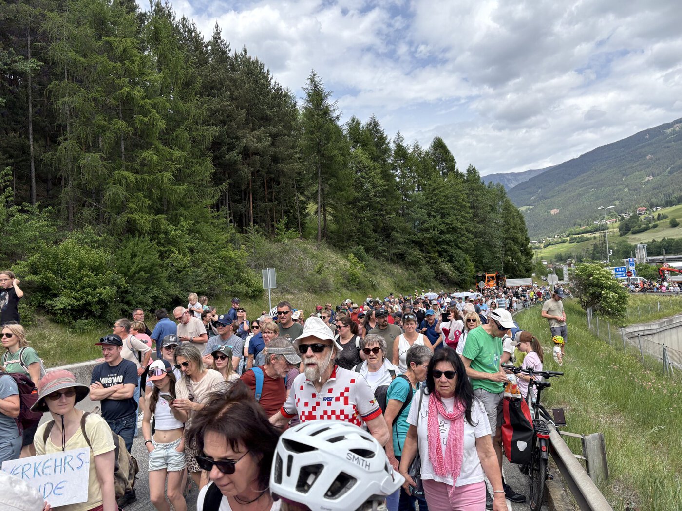 Demoteilnehmer*innen bewegen sich am 30.5.2026 entlang der A13