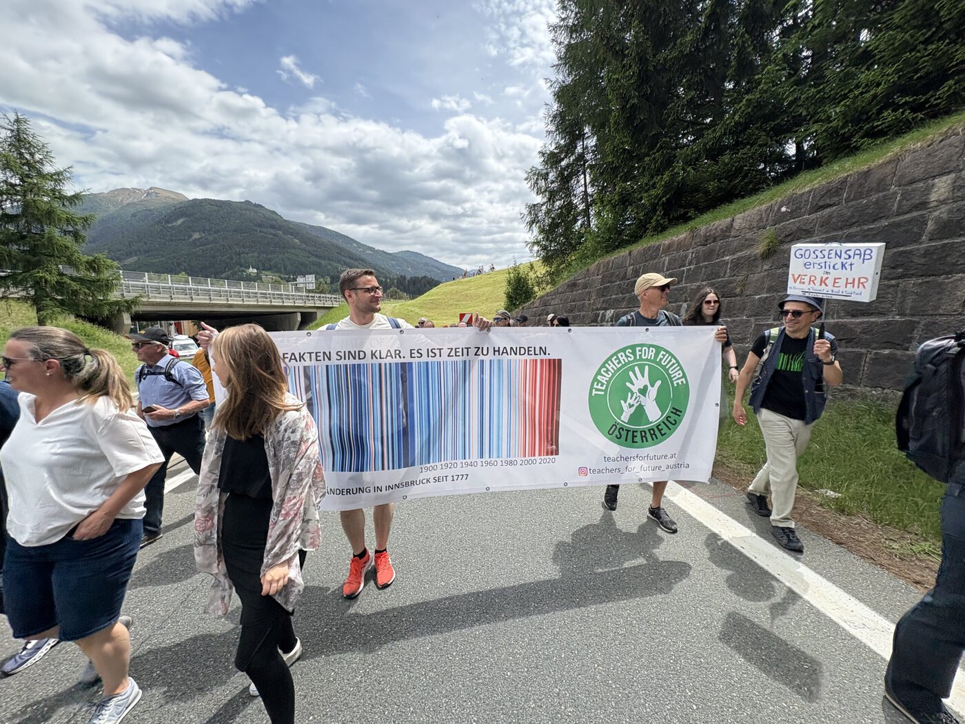 Teachers for Future Logo mit warming stripes auf Banner bei der Brenner Demo am 30.5.2026
