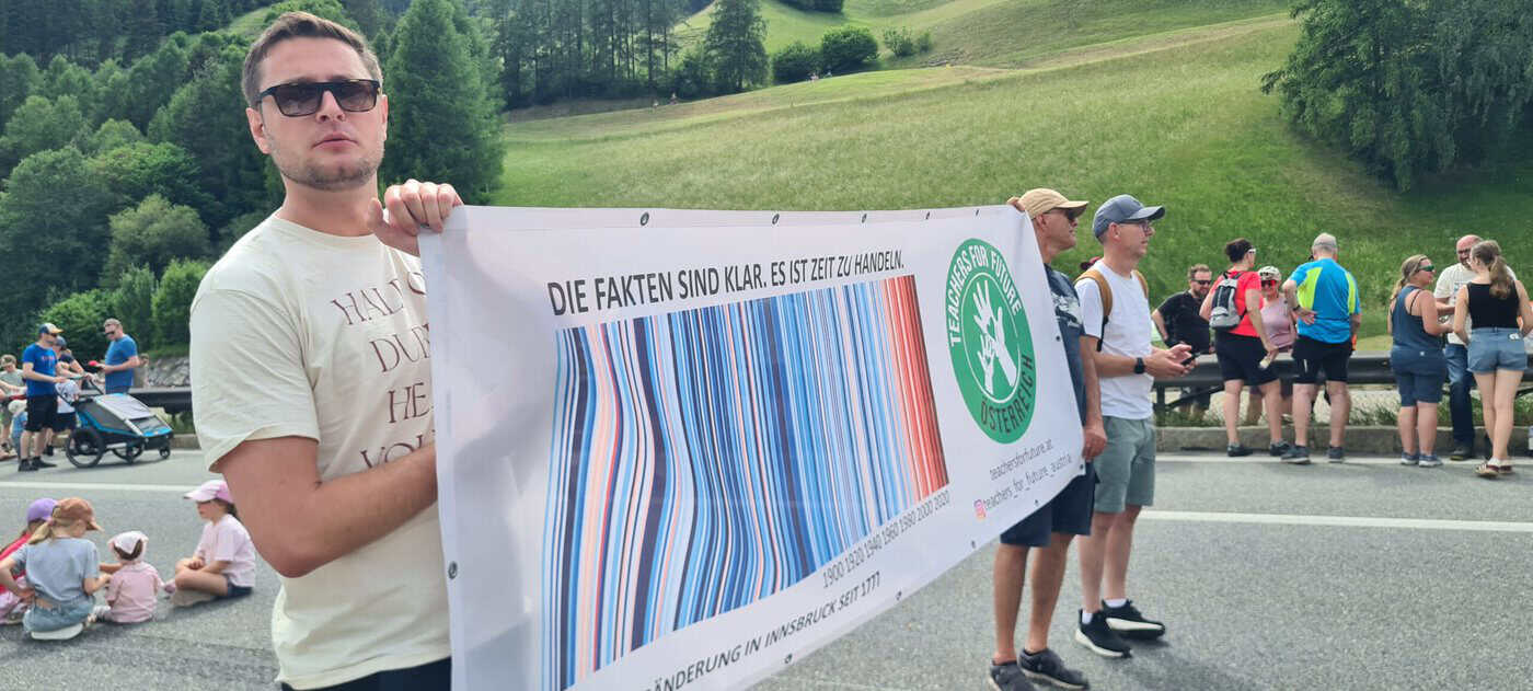 Banner mit TFF Logo und warming stripes bei der Brenner Demo im Großformat