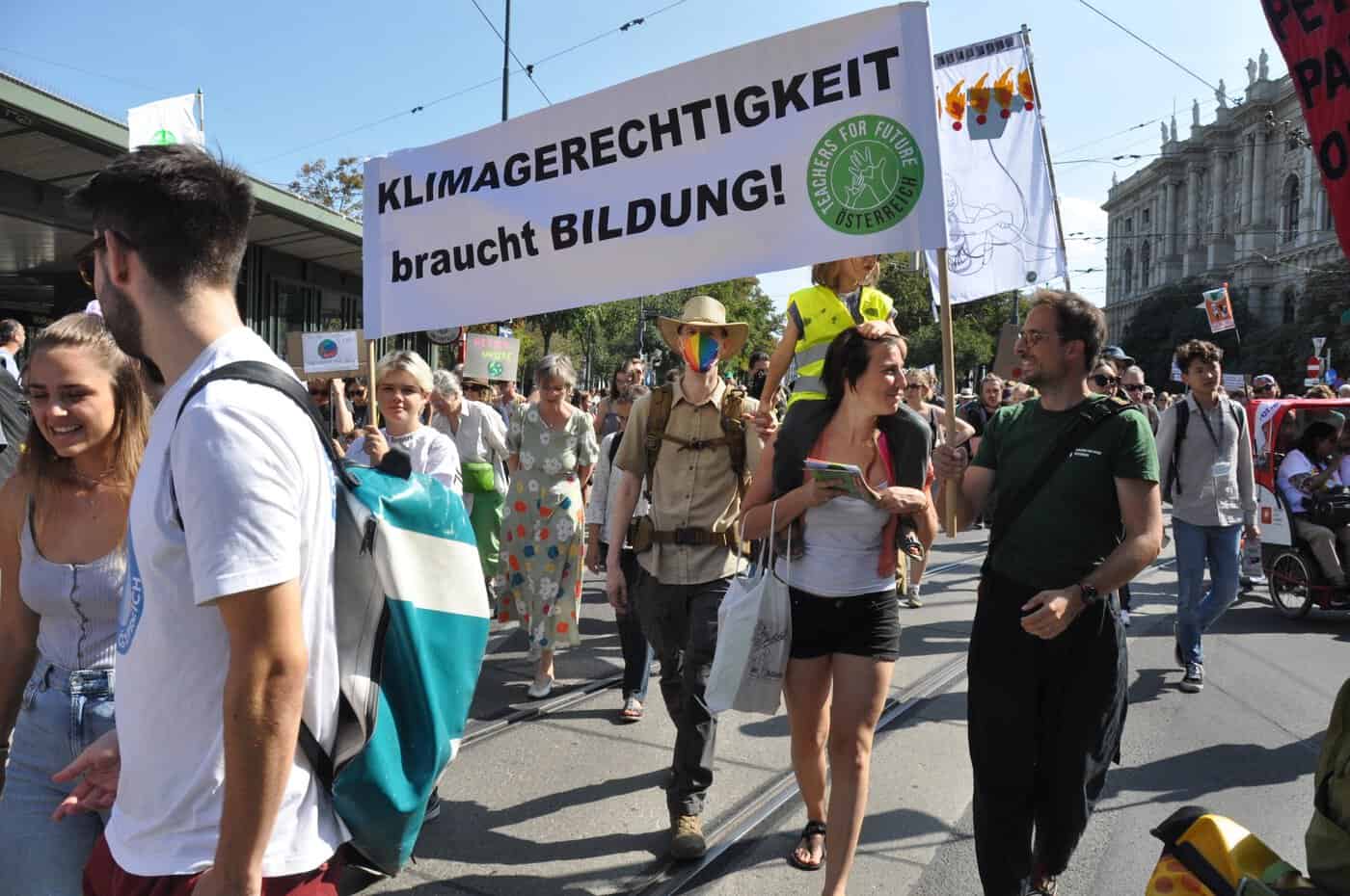 Die Teachers For Future halten auf einer Demonstration ein Banner.
