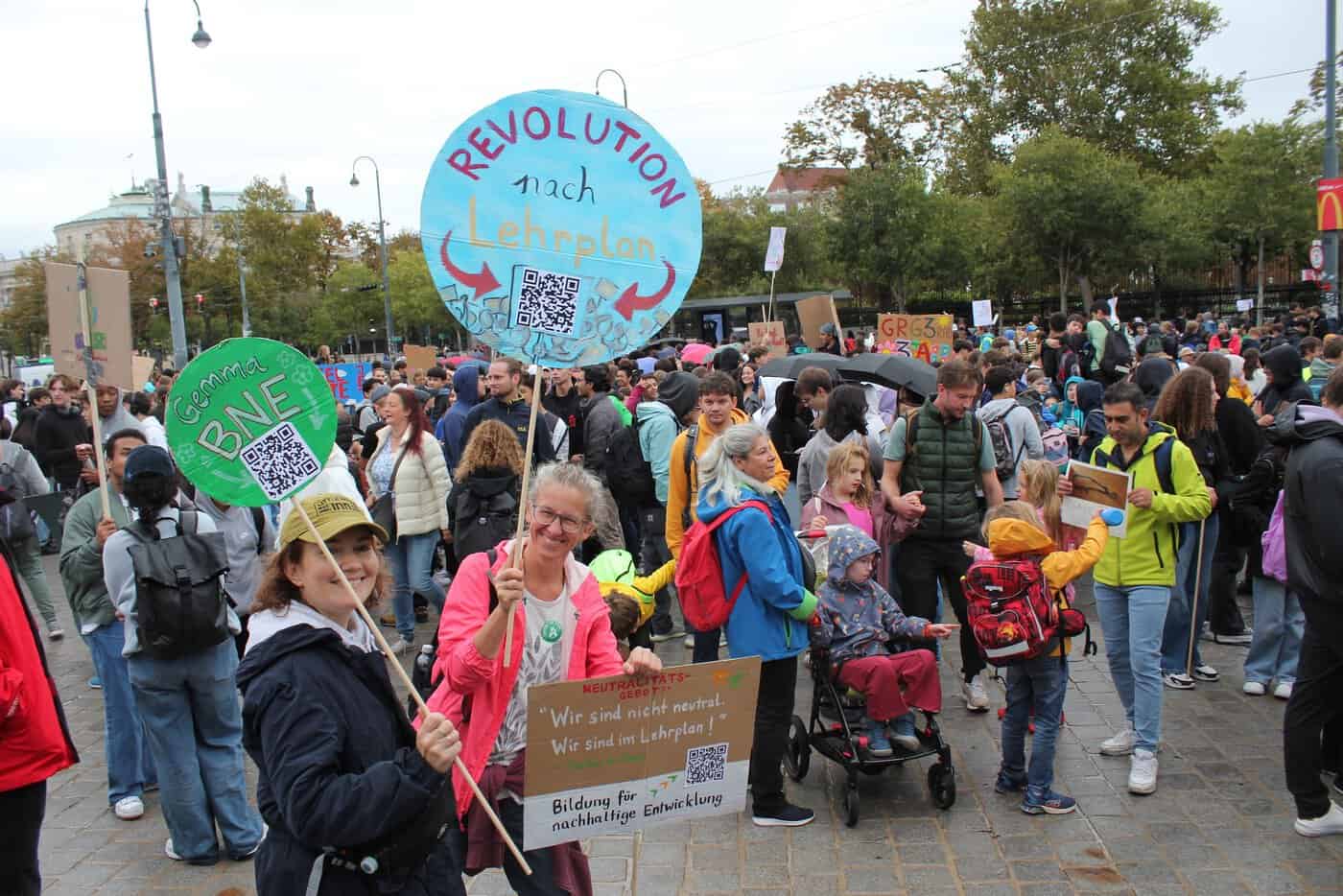 Eine Teachers for Future-Aktivistin hält auf einer Demonstration ein Schild mit der Aufschrift: 
