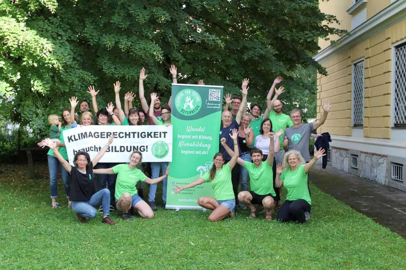 Gruppenfoto von jubelnden Teachers for Future. Banner: 
