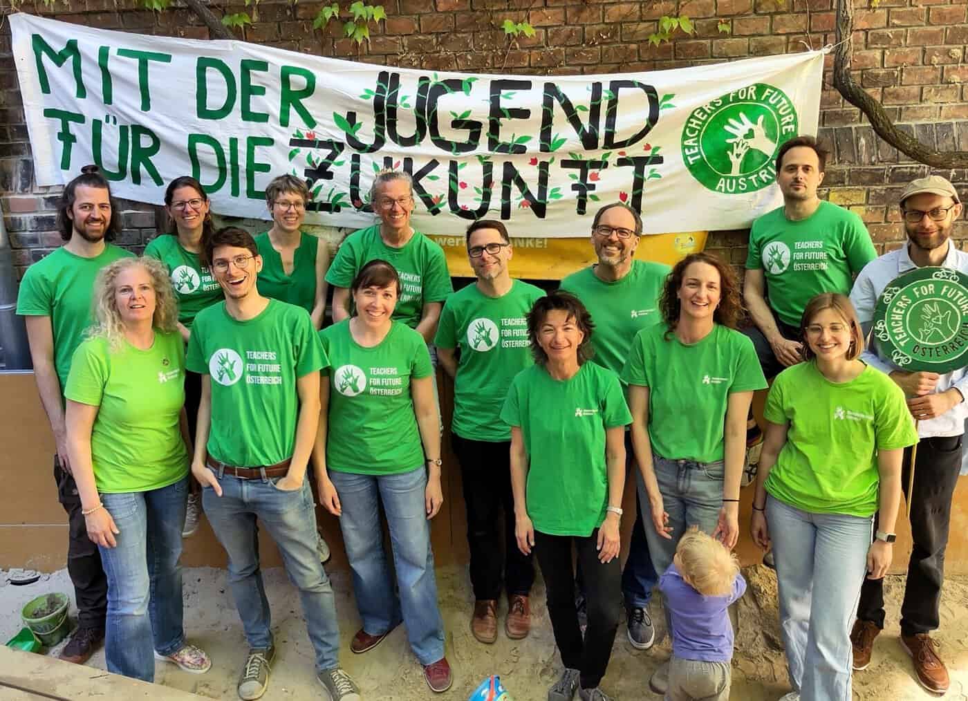 Fröhliches Gruppenfoto von Teachers for Future. Banner: 