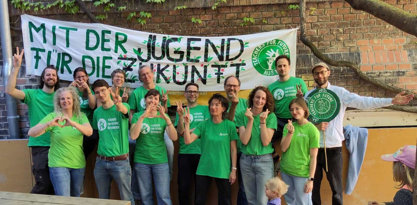 Fröhliches Gruppenfoto von Teachers for Future. Banner: 