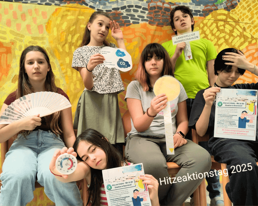 Eine Gruppe von Schülerinnen präsentiert ihr Projekt auf Social Media.