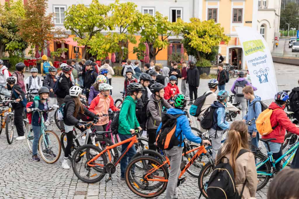 Die teilnehmenden SchülerInnen der Gemma Rad Aktion treffen beim Klimaaktionstag ein.